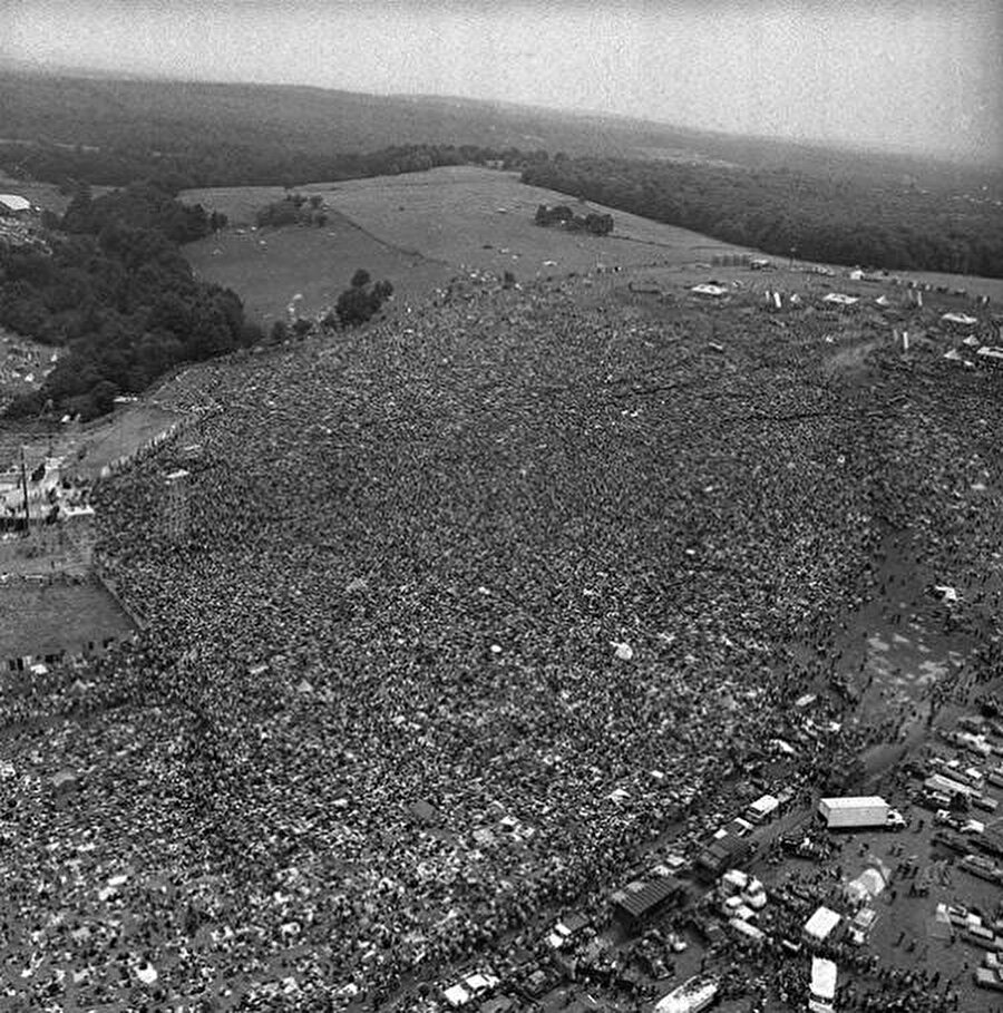 
                                    New York'ta düzenlenen Woodstock Festivali'nin ilki 1969'da gerçekleştirilmişti. 15 Ağustos 1969'daki bu organizasyona elli bin kişi katılmıştı. 
                                