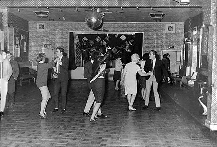 
                                    Aralık 1961 yılındaki Beatles Grubunu yalnızca 18 kişi dinledi. Bir yıl sonra ise Beatles dünya çapında bir üne sahip olmaya başladı. 

                                