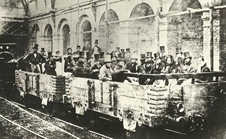 
                                    Yıl 1862... Londra'da ki Edgware Road Metro istasyonunun ilk yolcuları.
                                