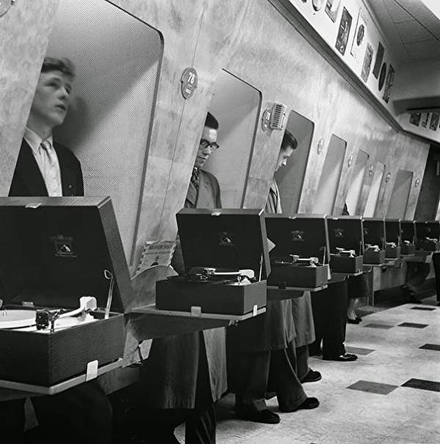 
                                    1955 yılında Londra'da ki bir müzik mağazasının müşterileri.
                                