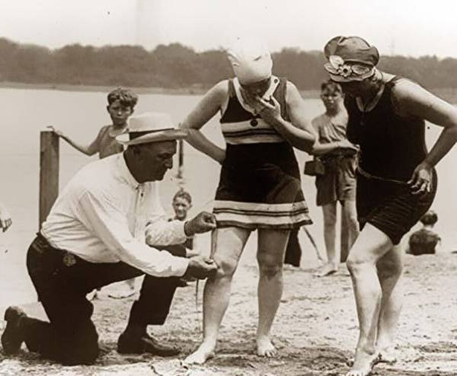 
                                    1920'li yıllarda kadınların kısa mayo giymesi yasaktı ve görevliler kadınların mayolarının boylarını ölçerdi. 
                                