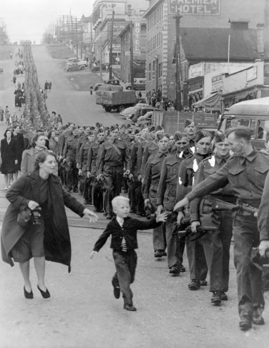 
                                    1 Ekim 1940... Savaşa giden babasını yalnız bırakmak istemeyen bir çocuk.
                                