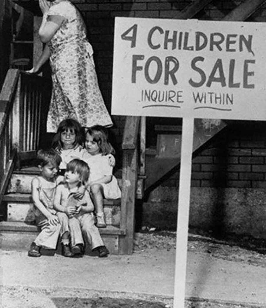 
                                    1948 yılında Amerika'da ekonomik kriz tavan yapar... Bu yıllara ait bir fotoğraf. Bir anne, 4 çocuğunun satılık olduğunun ilanını kapılarının önüne yerleştirir. Annenin utancı ise hareketlerinden anlaşılır. 
                                