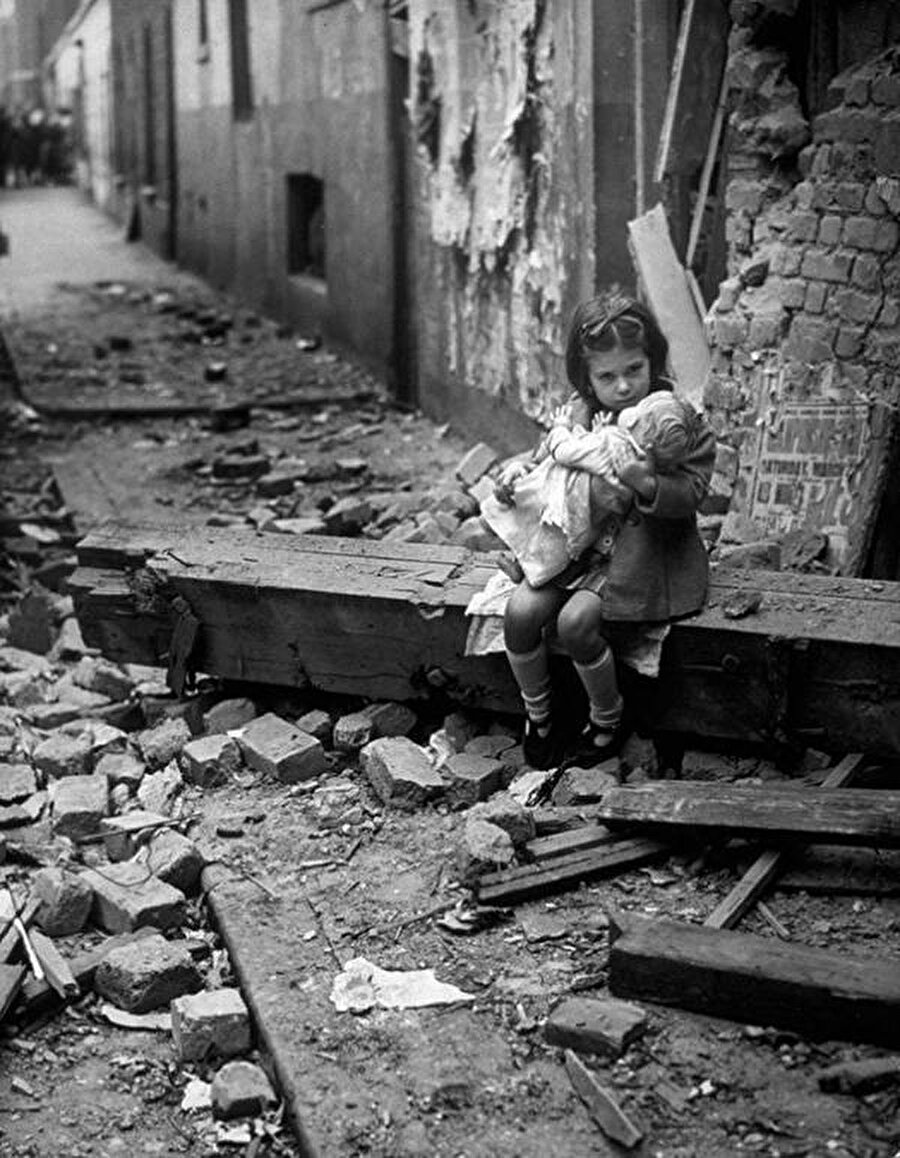 
                                    1940'lı yıllarda bir çocuğun yaşadığı savaş korkusu. 
                                
