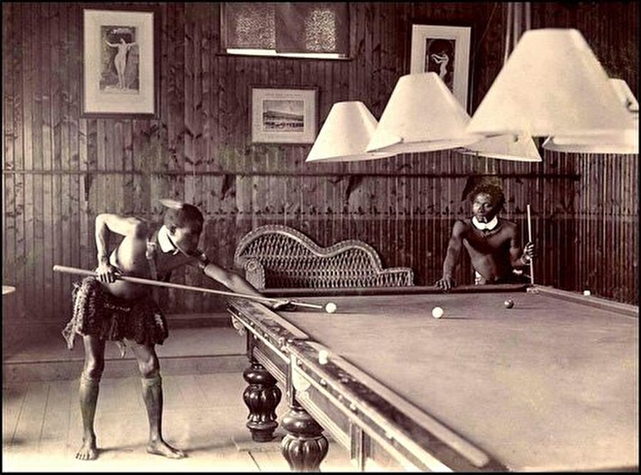 Güney Afrikalı Zulu Kabilesi'nin erkekleri 1903 yılında bilardo oynuyor.