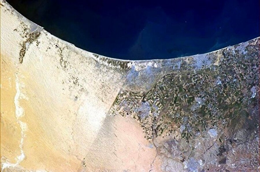 İsrail - Mısır Sınırı
Uzaydan çekilen bu fotoğrafın sol tarafında Mısır, sağ tarafında ise İsrail yer alıyor.