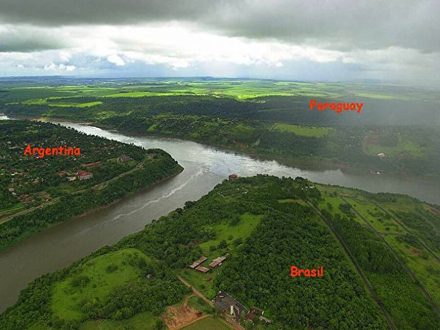 Arjantin - Paraguay - Brezilya Sınırı
Bu üçlü sınırda ırmaklar sınır çizgilerini belirliyor.