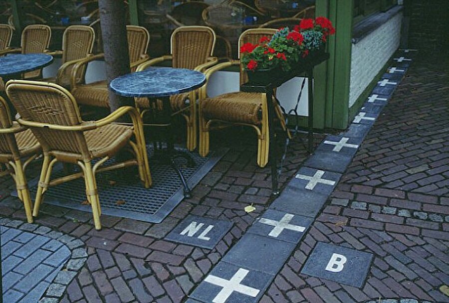 Hollanda - Belçika Sınırı
Burada 26 farklı bölüm Belçika`ya ait ve bu oldukça net biçimde belirtilmiş. Sınır komşuluğunda uygarlığın böylesi görülmedi.