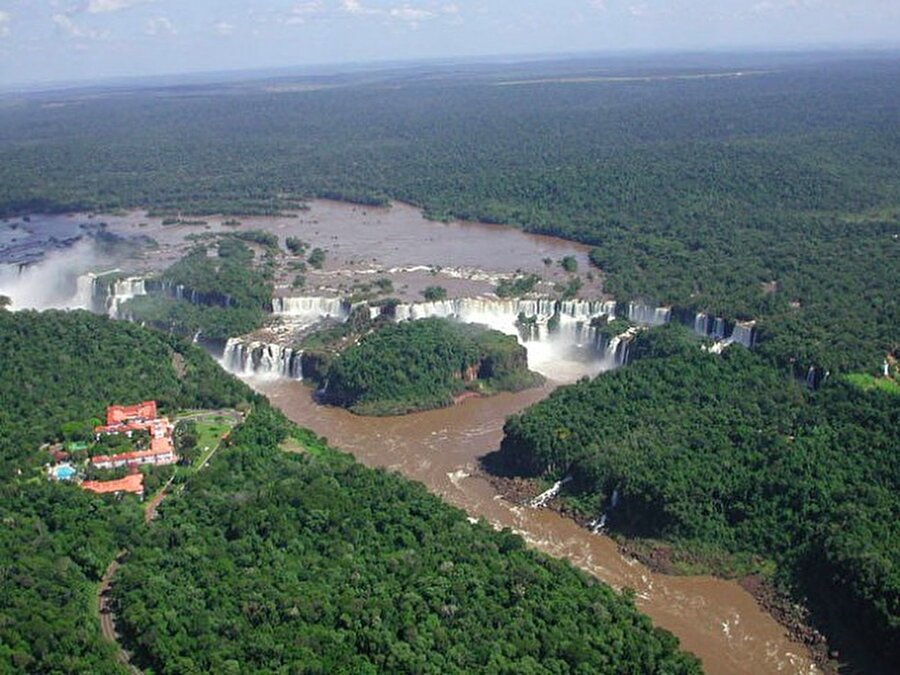 Arjantin - Brezilya Sınırı
Bu iki ülkenin sınırı ise Iguazu Şelalesi