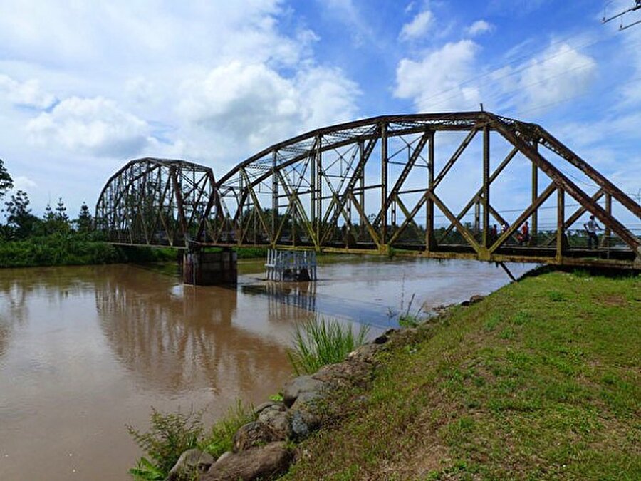Kostarika - Panama Sınırı
İki ülke arasındaki sınır; Sixaola Nehri üzerindeki bu tek şeritli köprü. Buradaki yaya ve araç trafiği oldukça yoğun.
