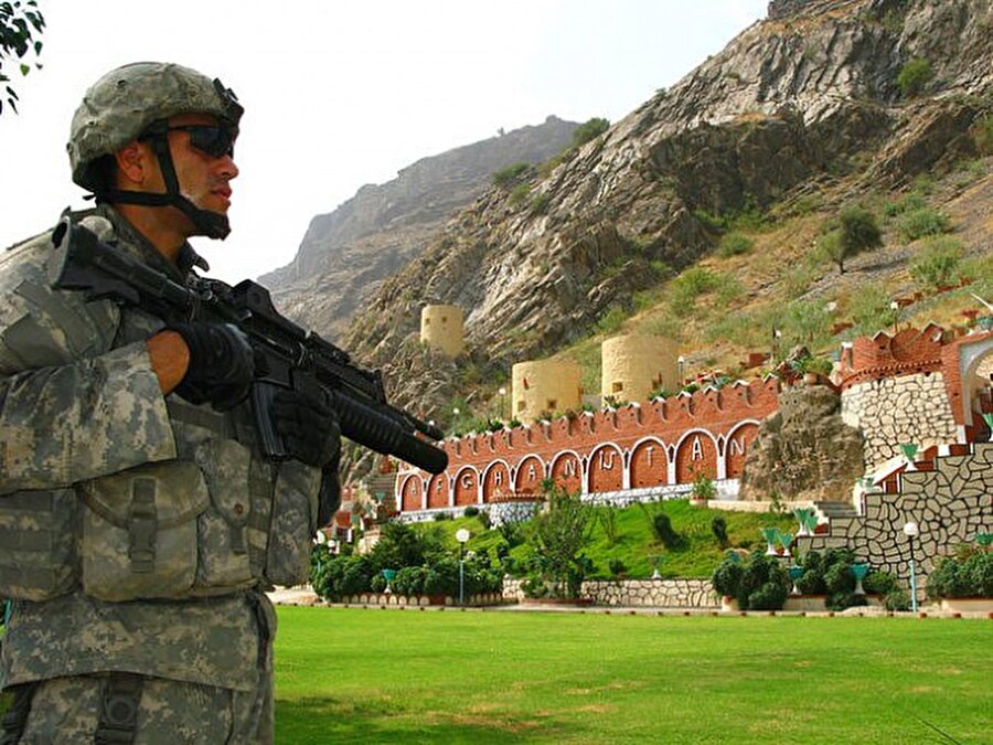  Afganistan - Pakistan Sınırı

	Askerlerle dolu Torkham sınır kapısı
	
	
