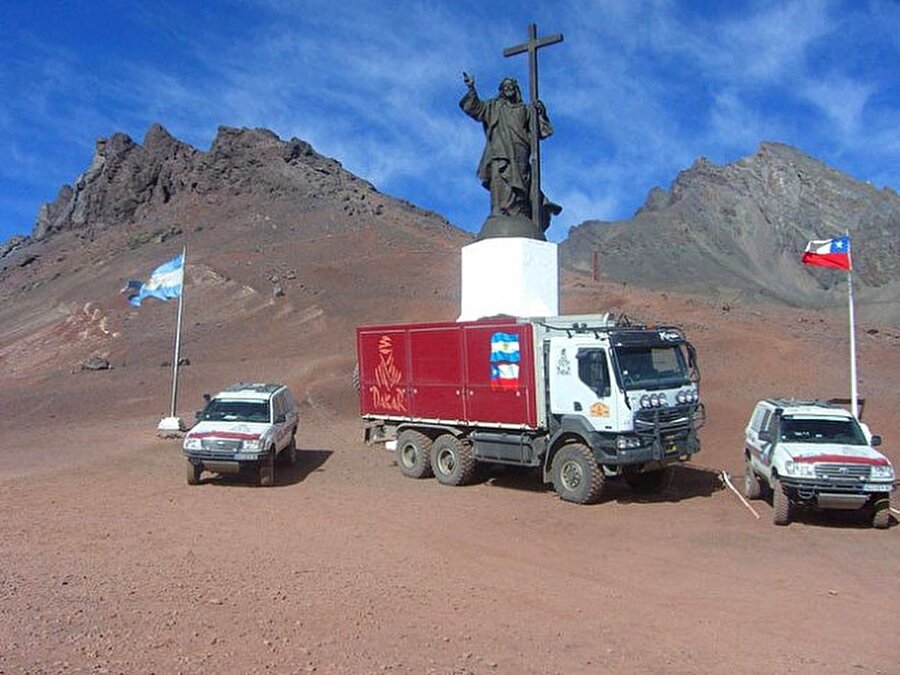  Arjantin - Şili Sınırı

	And Dağları`ndaki bu İsa heykeli iki ülkenin sınırını belirliyor ve barışı simgeliyor.
	
	
