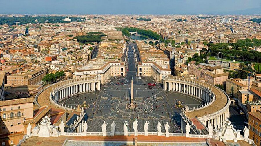Vatikan - İtalya Sınırı
Aziz Petrus Meydanı