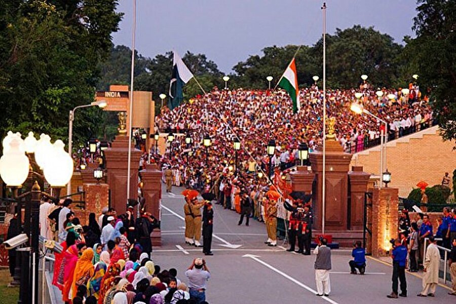 Hindistan - Pakistan Sınırı
Vaga (Wagah) sınır kapısında, Pakistan ve Hindistan`ın 1947`de ayrılmasından bu yana her günbatımında bayrakların indirildiği bir tören düzenleniyor.