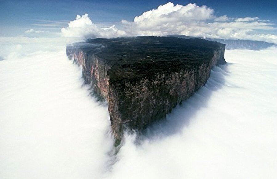 Venezuela - Brezilya - Guyana Sınırı
Bu üçlü sınırı Roraima Dağı belirliyor.