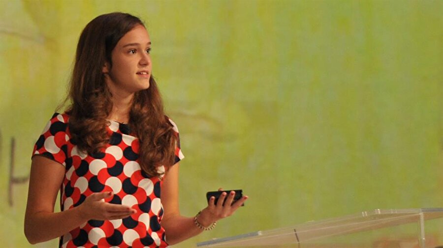 Elif Bilgin
Elif 16 yaşındayken hızlıca çürümeyen bio-plastiğin bir formunu üretti. Elektrik yalıtımında kullanılacak olan bu malzemeyi muz kabuğundan üretmeyi başaran Elif, 2013 yılındaki Google Bilim Fuarı'nda birinci oldu.