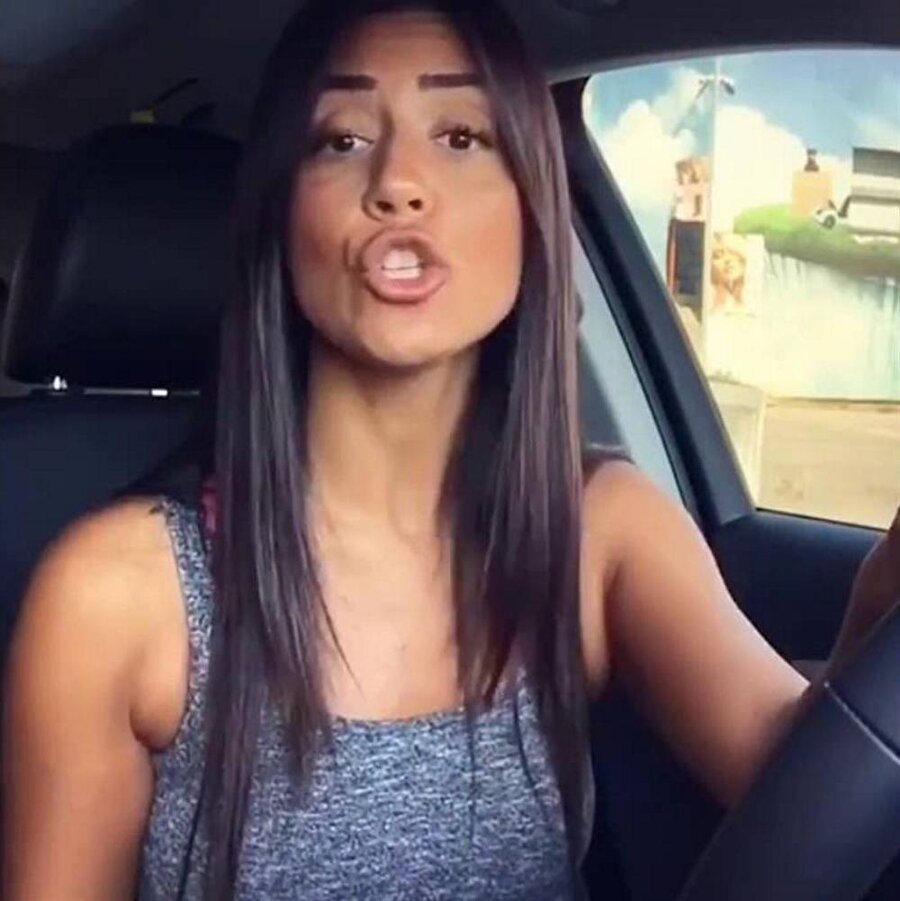 Arabanızın şoför koltuğunda, telefonunuzun ön kamerasına şarkı söyleyin.
