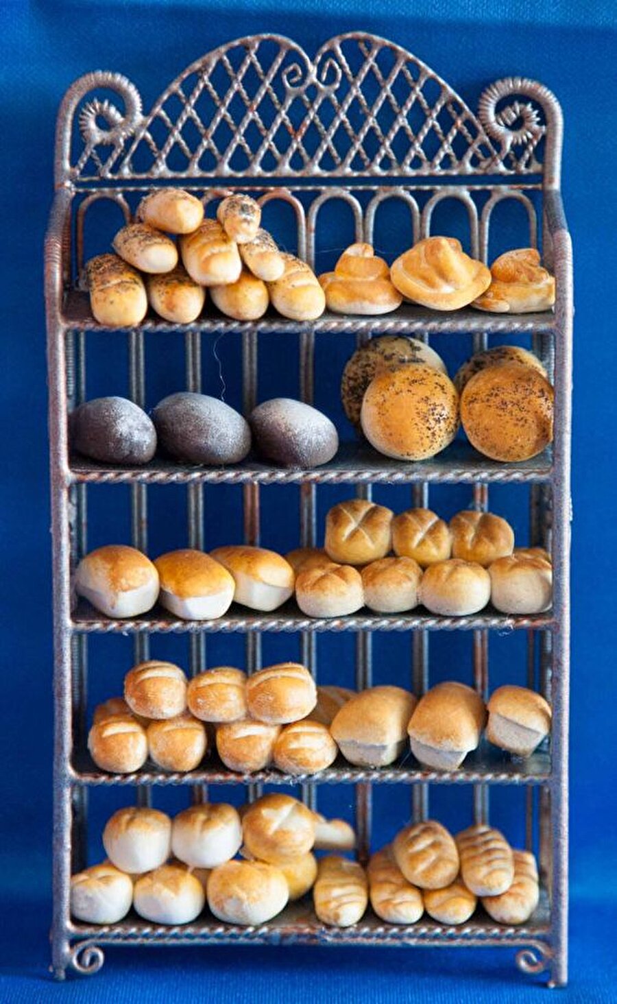 Ekmeklik: Ekmek, özel bir bıçakla kesilir ve kesilmiş olan dilimler bir sepetin içine yerleştirilir. Masanın ortasına yakın, tüm misafirlerin ulaşabileceği şekilde yerleştirilmelidir. Eğer masa uzun ise masa ikiye bölünmüş gibi düşünülür ve her iki bölümün de ortasına doğru ekmeklik yerleştirilir.