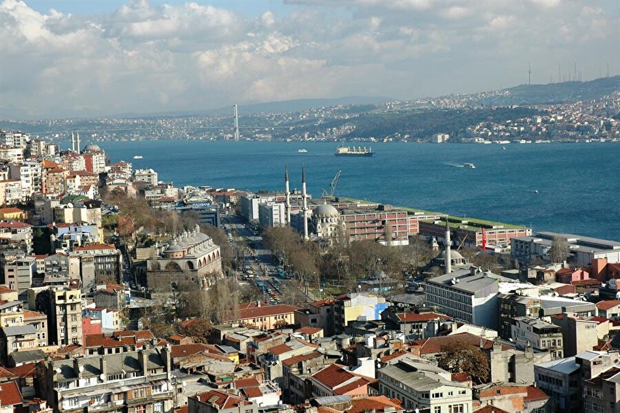 İstanbul'un hangi ilçeleri değer kazandı?
Raporda son 3 yıllık dönemde İstanbul ilçeleri konut pazarındaki fiyat gelişmeleri karşılaştırılıyor ve şu sonuçlara ulaşılıyor: 2013 2.Ç. ve 2016 2.Ç. arasını kapsayan son 3 yıllık dönemde, İstanbul genelinde istenen konut satış fiyatlarında cari fiyatlarla toplam yüzde 70 artış gerçekleşti. Yıllık ortalama yüzde 30 civarı gibi yüksek artışlar Maltepe, Ataşehir, Pendik gibi çeper ilçelerde kaydedildi. Artışın en düşük olduğu ilçe ise cari fiyatlarla yüzde 6, sabit fiyatlarla yüzde -2,3 ile Beyoğlu oldu. 