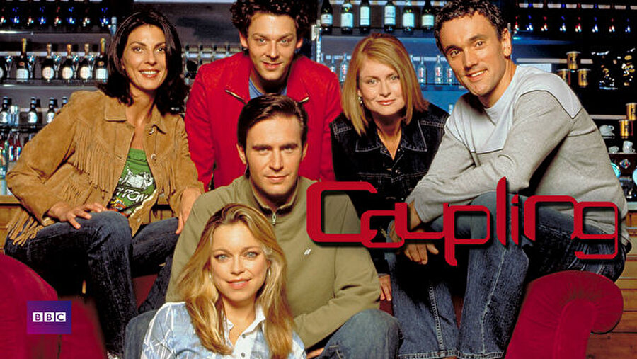 Coupling

                                    Bir bakıma İngiliz yapımı Friends'dir. Toplamda 4 sezon süren dizi yayınlandığı dönemde büyük beğeni toplamıştı.
                                