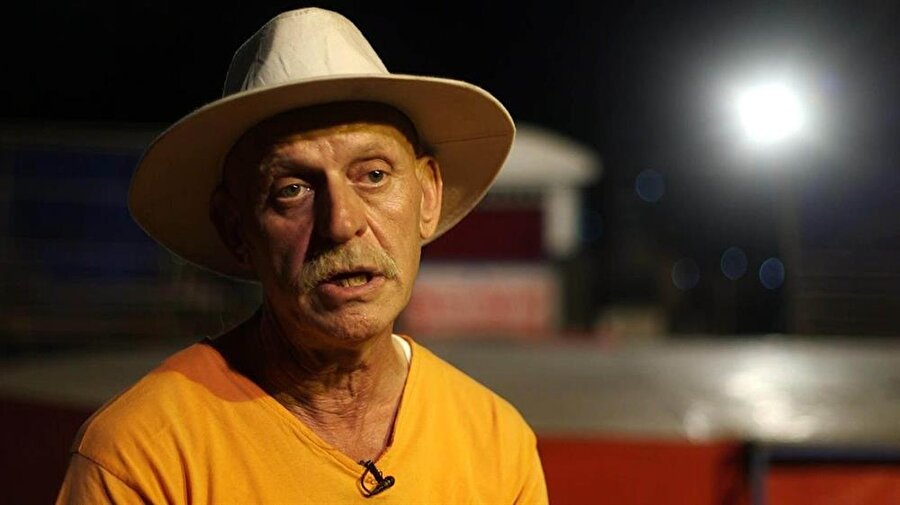 51 yıldır ip üzerinde
13 yaşında Şehzadebaşı'nda başladığı ip cambazlığını 51 yıldır sürdürdüğünü anlatan Turan, "Orta Asya'dan gelip bu topraklardan dünyaya yayılmış tek Türk gösterisi. Dünyada hiç bir ülkede bu tür gösteriler yokken, bu ustalar Orta Asya'dan gelip tüm dünyaya bu topraklardan yayılmışlar. Ve çoğu bu dünyadan göçtü. Ben 13 yaşımda Şehzadebaşı'nda öğrendiğim bu mesleğin tarihi araştırarak, yüreğim el vermedi bu dünyadan kalkıp gitmesine bu mesleğin, tam 51 yıldır bu gösteriyi, bir hekim olmama rağmen devam ediyorum. Doktorluğumun yanı sıra bu iş ölmesin, gitmesin diye tam 51 yıldır bu tel üzerinde mücadele veriyorum" dedi.