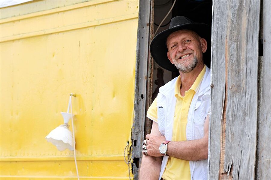 Türk ip cambazlığı sanatının yaşayan efsanevi ismi: Özdemir Turan
Avrasya Sirki bünyesinde gösterilerini sürdüren geleneksel Türk ip cambazlığı sanatının yaşayan efsanevi ismi Özdemir Turan, 51 yıllık sanat yaşamı süresince kendisine yön veren ustalarının gösterilerinden seçkiler sunarak onların hünerlerini ip üstünde canlı bir performans olarak seyircilerle paylaştı.
İp üzerinde sadece yürümekle kalmayıp, tekerlekle gezen, bir tahta kasa içerisinde oturup teneke kutu ile ipi boydan boya geçen Turan'ın gösterisi esnasında, seyirciler adeta nefesini tuttu. İki ayağı ile girdiği teneke kutu içerisinde ip üzerinde ilerleyen Turan'ın bir an dengesini yitirmesi üzerine, izleyenlerin yüreği ağzına geldi.