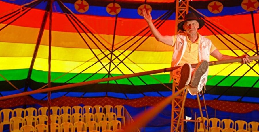 Son ip cambazı
Kendisinin yetiştirdiği bir kaç kişi olmasına rağmen son tel cambazının kendisi olduğunu da söyleyen Turan, "Hekimlikle birlikte devam ediyorum. Artık daha çok bu işi yapıyorum. Benim yetiştirdiğim bir iki arkadaş var. Ama ben son tel cambazıyım. Avrasya sirkiyle Ege turnesine çıktık. Bakalım nereye kadar gideceğiz. İzleyicinin saygısı sevgisi son derece güzel. Bundan çok memnunuz. Avrasya sirki olarak buradan sonra Edremit, Ayvalık, Bergama devam edeceğiz. Buralarda da gösterilerimizi yapacağız" diye konuştu.