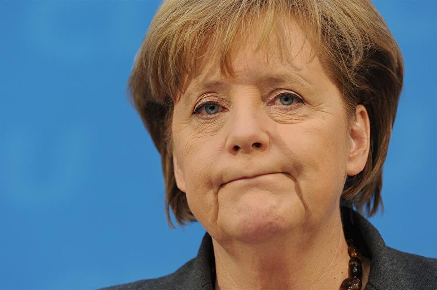  Angela Merkel 
O fotoğrafta geriye tek kalan Almanya Şanşölyesi Angela Merkel içinde çanlar çalıyor. Giderek zayıflayan Partisi CDU (Hristiyan Demokrat Birlik) 2017 seçimlerinde eskisi kadar güçlü olmadığını yerel seçimlerde aldığı darbe ile gösterdi.