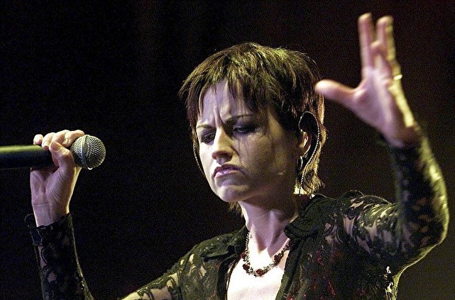 Çıplak ayak sahne performansı

                                    90'larda sürekli değişen saç rengi ve şekilleri ile tanınan O'Riordan, sahne performanslarını da genelde çıplak ayakla yapıyordu.
                                