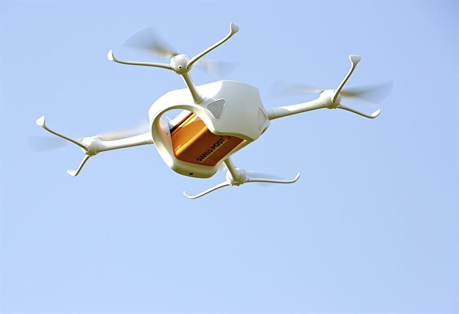 Taşımacılık

                                    Drone'lar, özellikle kısa mesafelerde taşımacılık ve teslimat alanlarında da kullanılıyor. Bu ürünlerle posta dağıtımları birkaç farklı ülkede başlatılmış durumda. Benzer şekilde internet üzerinden verilen yemek siparişlerinin dağıtımı da bu ürünlerle yapılabiliyor. Amazon başta olmak üzere e-ticaret sektöründeki birçok şirket de taşımacılık için drone'lara yatırımlar yapıyor. 

Taşımacılığın diğer bir ayağı ise 
bakkal ya da marketlerde yapılan alışverişlerin doğrudan kapının önüne getirilmesi. Drone, alt bölüme yerleştirilen özel mekanizma sayesinde yük taşıyabilir hale geliyor. Böylece alışveriş torbaları, drone altındaki özel keseye yükleniyor ve kapıya kadar getirilebiliyor.
                                