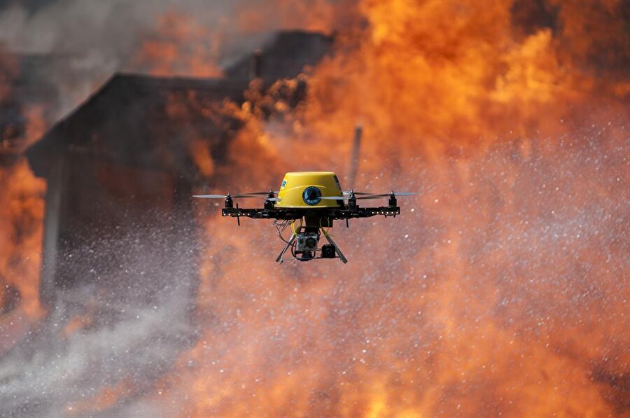 Yangın söndürme

                                    
                                    
                                    
                                    İHA'lar, uzunca bir süredir havadan yangın söndürme işlemlerinde de aktif rol üsteleniyor. Daha çok sık ağaçlık ve orman gibi bölgelerde yani normal imkanlarla yangın söndürmeye müdahalenin aktif şekilde yapılamadığı durumlarda drone'lar devreye giriyor. Uzaktan kontrol edilen drone'lar, özel haznelerindeki suyu havadan boşaltarak, yangın söndürmede aktif rol üstlenebiliyor.
                                
                                
                                
                                