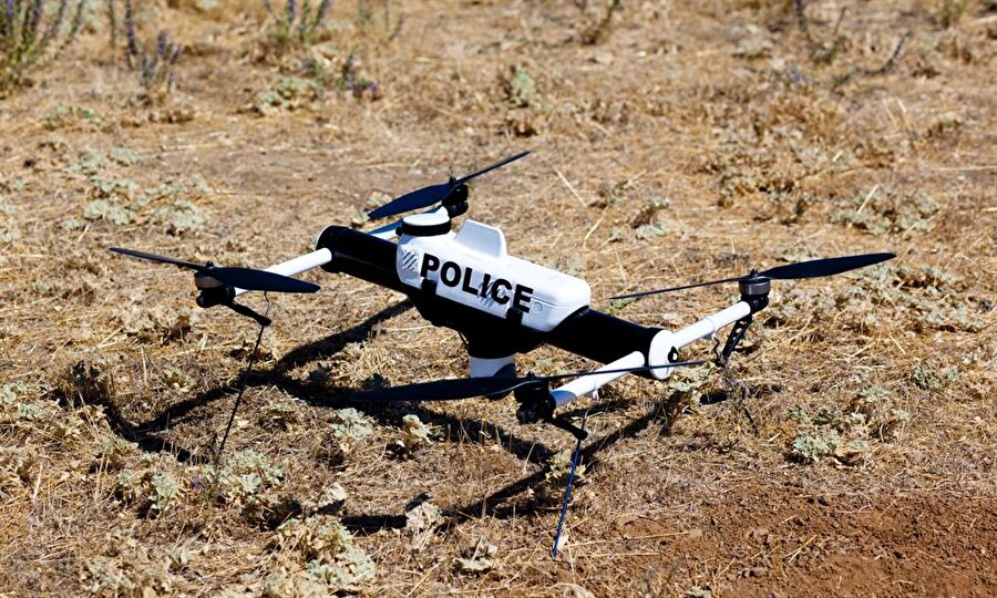 Trafik polisi drone

                                    
                                    
                                    
                                    Kara trafiği sebebiyle polisler kimi zaman kuralları ihlal edenlerin tespit etmekte güçlük çekebiliyor. Ancak drone'lar burada da imdada yetişiyor ve polislerin görevini üstleniyor. Böylece kuralları ihlal edenler havadan kolayca tespit edebiliyor. Elbette bu sistem şu an aktif olarak pek sık tercih edilmiyor. Ancak gelecekte özellikle karadan takibin zor olduğu sıkış trafikte polisler de drone'ları sık kullanacak gibi görünüyor. 
                                
                                
                                
                                