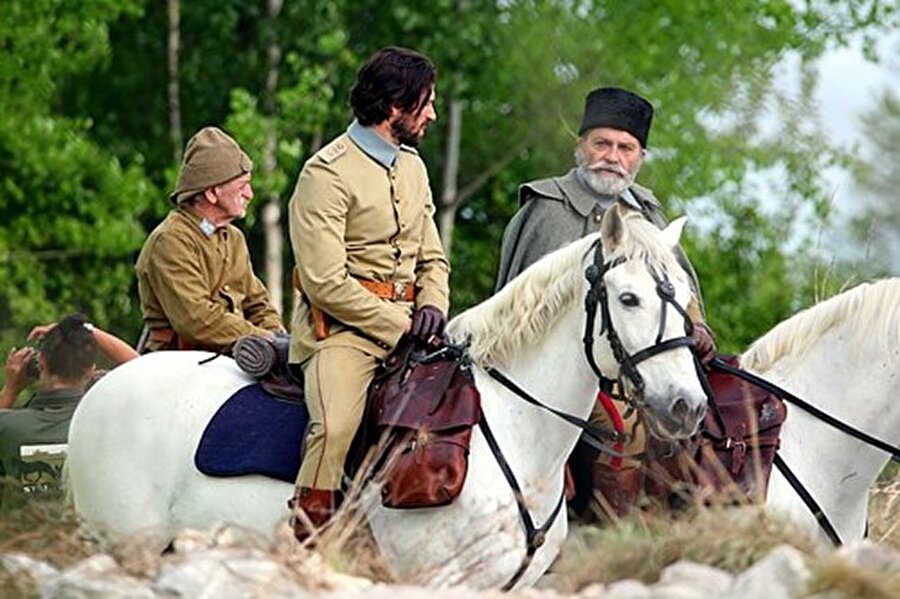 Büyük ölçekli prodüksiyonuyla dikkati çeken filmin konusu, Birinci Dünya Savaşı sırasında Doğu Anadolu'da geçiyor.

                                    
                                