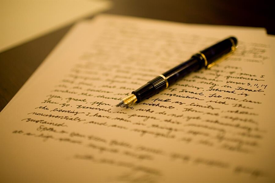 Mektuba ne dersiniz? 
Çok demode demeyin. Elinize kağıt kalem alın ve sevdiklerinizi kısa notlar, mektuplar yazın.