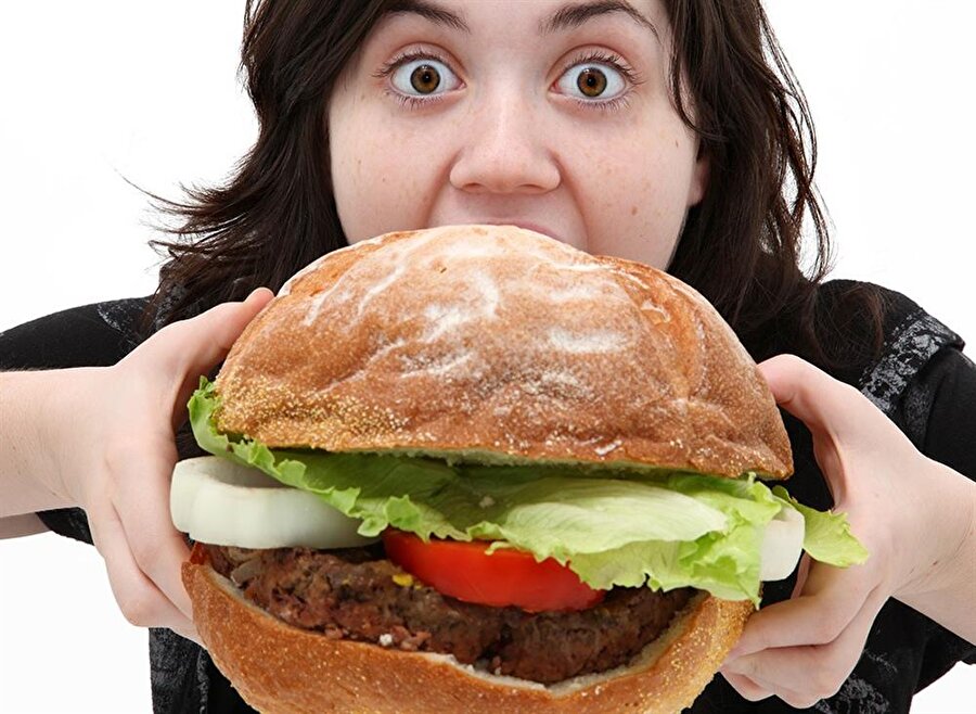 Kilo artışını hızlandırır
Hızlı yemek, kilo artışını da beraberinde getiriyor.