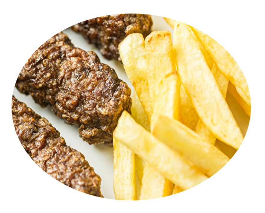 Aboneyim abone; Köfte Patates

                                    
                                    
                                    
                                    
                                    
                                    
                                    
                                    Bir de ekmek kızartırlar yanına üstüne üstelik bir de bu bahaneyle içirmek için ayranını da yapar koyar bardağına sessiz sedasız. 

Ve işte bu yemek bir şarkıysa nakaratı da 'Ayranından da iç, ayran çok yararlı, bak ayranından bir yudum almamışsın!'  


İştahsız ve cılız çocukların tombik olanlarla en ortak noktası, annelerin tek kurtarıcısı. 'Aman yavrum; sen yeter ki ye. Ben sana her akşam yaparım!'  der, her akşam olsa da yersin. 


O da sen yerken rahatlayan vicdanının sesine kulak verir. O ses de mutluluğun sesidir gençler.

                                
                                
                                
                                
                                
                                
                                
                                