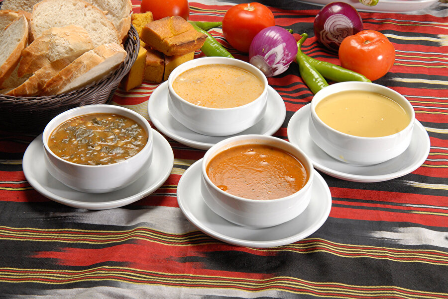 Sıralamayı değiştirin

                                    Türk kültüründe çorba yemeğin başında içilse de, siz artık bu sıradanlığı unutun. Sindirimi kolaylaştırmak adına çorbayı yemeğin sonuna bırakın.
                                
