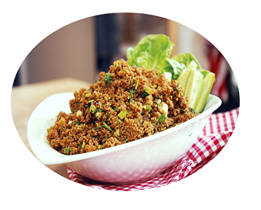 Hişşşşt, hiiiiiiiiişt sakin ol: Kısır

                                    
                                    
                                    
                                    
                                    
                                    
                                    
                                    Kankaları gelicek diye yaptığı bu lezzetin miktarı her zaman fazla olur ki sana da kalsın. Tüm anneler bu iştah abidesi yiyeceği öğrendiği ve bildiği gibi ayrı ayrı malzemelerle yapar ama hepsi de bir şekilde kendince özgün ve güzel olur. Dedikodu, kahkaha sinmiş diyet düşmanı, altın günlerinin kraliçesi. Müdavimlerine muhabbet sunan, esiri olduğumuz ve yemekten kendimizi bir türlü alamadığımız vazgeçilmezimiz. 
                                
                                
                                
                                
                                
                                
                                
                                