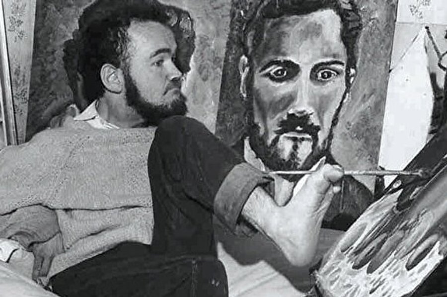 Christy Brown
Sadece sol ayağınızla bir kitap yazıp, bir resim çizip tüm dünyaya mal olabilir misiniz? O oldu. Christy Brown, dünyaya beyin felci ile gelmiş fakat bunu hayatını yönlendirme konusunda belirleyici olarak görmeden yazarlık ve ressamlık konusunda ileriye giden bir adamdır.