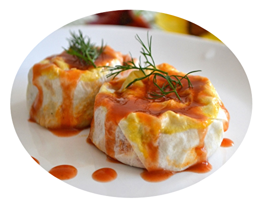 Hepsi senin mi?; Sosyete Mantısı

                                    
                                    
                                    
                                    
                                    
                                    
                                    
                                    Sanki yemesi çok büyük bir mesuliyet arz ediyormuşçasına şımarık bir hali vardır ve saçma sapan anonim isimler listesinin başında gelmesiyle beyin fırtınası yaşatır. Mantıseverlerin kandırıkçı ve sahtekar bulduğu mantı simülasyonu. Salça ve yoğurtla var ya; tadından yenmez.
                                
                                
                                
                                
                                
                                
                                
                                