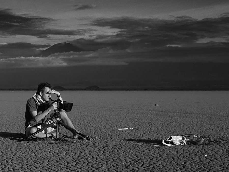 Brandt, “Hayvanları bu halde bulmayı beklemiyordum. Göl suyunun Kodak film kutularımın mürekkebini birkaç saniye içinde soldurduğunu söyleyebilirim” ifadelerini kullanıyor.