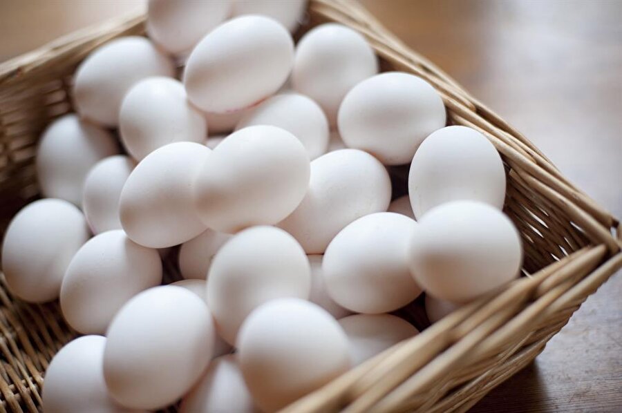 
                                    



Yumurtalar dondurulduğunda genişler ve bu da kabuğunun kırılmasına sebep olabilir. Diğer bir yandan eridiğinde fark edeceksiniz ki yumurtanın sarısı sakız gibi yapış yapış olacaktır. Bu yüzden yumurtalarınızı buzdolabında saklamanız daha iyidir.
                                