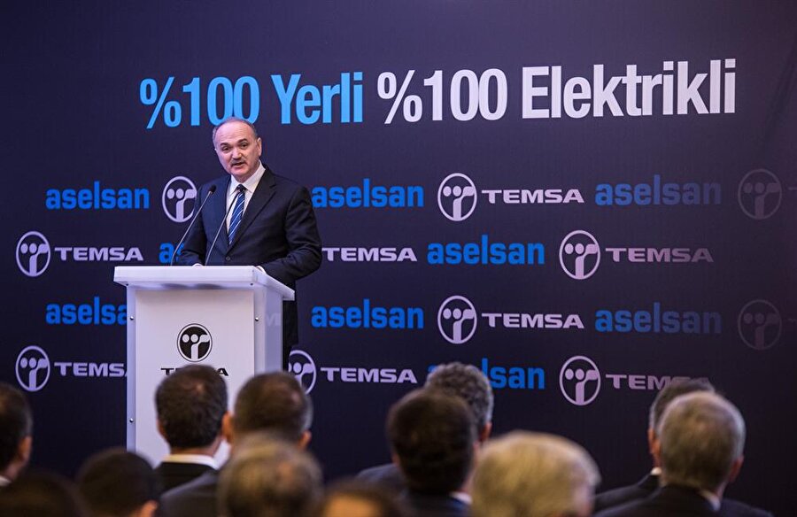 ''Bu aracı geliştiren TEMSA'yı ve aracın motorunu geliştiren ASELSAN'ı yürekten tebrik ediyorum''
TEMSA'nın bugün Türkiye'nin en önemli otobüs, midibüs ve hafif kamyon üreticilerinden biri haline geldiğini, üretimdeki bu başarısını ihracata da yansıttığını ve bugüne kadar 66 ülkeye 10 binden fazla araç ihraç ettiğini anlatan Özlü, firmanın yaptığı üretim kadar sektöre getirdiği yenilikleri de çok önemsediklerini ifade etti.

Tanıtımı yapılan Avenue EV'nin de bu hassasiyetin bir neticesi olduğunu belirten Özlü, “TEMSA ve ASELSAN ortak üretimi olan bu araç, ülkemizin ilk yüzde 100 milli elektrikli otobüsüdür. Bu aracın, sahip olduğu özelliklerle şehir içi ulaşıma yeni bir soluk getireceğine inanıyorum. Bu aracı geliştiren TEMSA'yı ve aracın motorunu geliştiren ASELSAN'ı yürekten tebrik ediyorum.” diye konuştu.