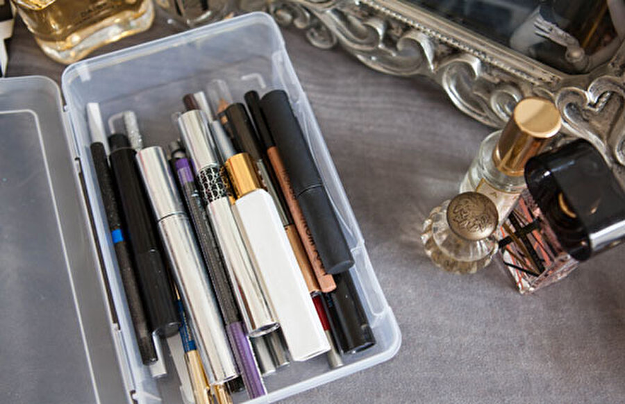 Kelam kutusu da farklı bir tercih 

                                    
                                    
                                    
                                    Göz kalemlerinizi, rimelleri, rujları ve dahası küçük kozmetik ürünlerinizi bir kalem kutusunda tutabilirsiniz.
                                
                                
                                
                                