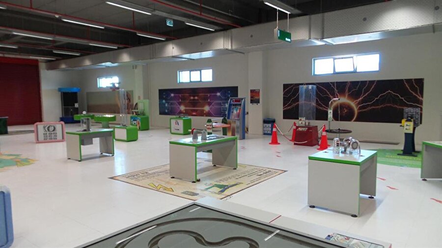 İsteyen herkes yararlanabilecek

                                    
                                    Bu merkezle, özellikle Antalya Kepez'deki çocuklar ve gençler hedefleniyor. Ancak, bilim merkezine giriş için herhangi bir yaş sınırı yok. Yani teknoloji ve bilime meraklı olan herkes bu merkezden yararlanabilecek.
                                
                                