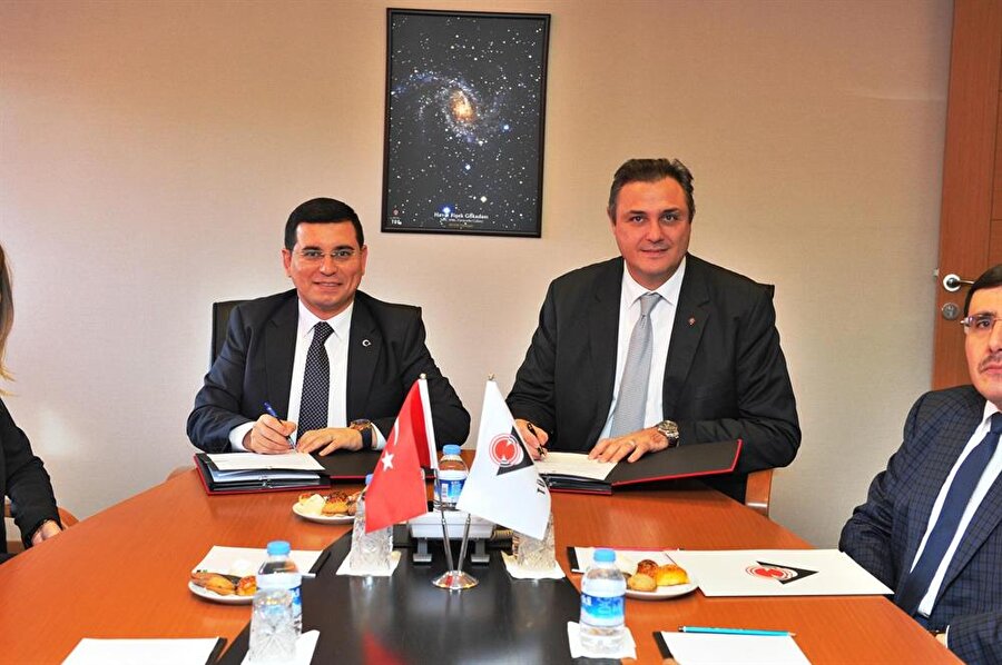 Toplamda 35 milyon lira bütçe ayrıldı

                                    
                                    Kepez Belediyesi Başkanı Hakan Tütüncü, Akdeniz bölgesindeki ilk merkez için TÜBİTAK'ın 25 milyon lira, belediyenin ise 10 milyon lira kaynak ayıracağını ifade etti. 

Tütüncü'nün tam açıklaması ise şöyle: "Bilim merkezimiz, bilim tutkunlarına, Antalya'ya gelen ziyaretçilere bilimin gizemli dünyasını aralayacak, pek çok sırlarını aktaracak sergilerin, deney düzeneklerinin yer alacağı devasa bir bilim laboratuvarı olacak."
                                
                                