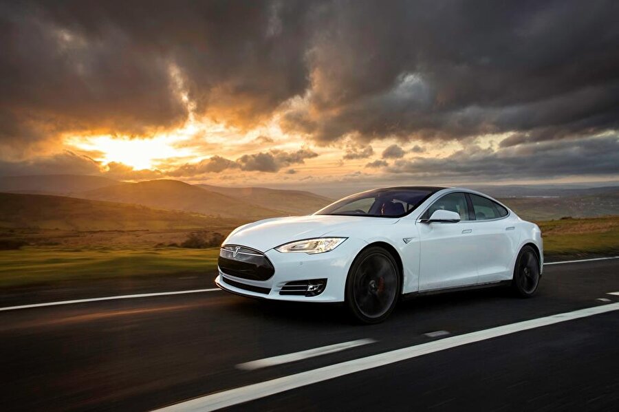 Tesla Model S
Tesla'nın en meşhur otomobillerinden biri olan Model S, ilk olarak 2012 yılında üretildi. Lüks sınıfta yer alan sedan, dünyanın en çok satan elektrikli otomobilleri arasında yer alıyor. 85D, 90D, P85 ve P85D modellerinin yer aldığı Tesla Model S serisinin motor gücü 416 beygirden 691 beygire kadar çıkabiliyor.