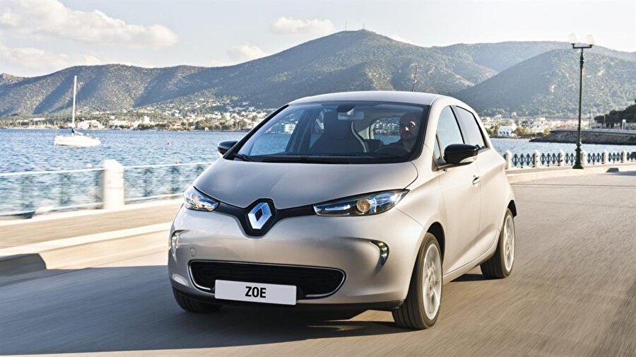 Renault Zoe
Tamamen elektrikli olarak tasarlanan Renault Zoe, toplamda 290 kilogram ağırlığındaki lityum pillerden güç alıyor. Otomobil tek şarjda günlük kullanımda 150 km yol yapabiliyor. Ancak, soğuk havalarda ve zorlu şartlarda bu mesafenin 100 km'ye kadar düşebileceği belirtiliyor. Euro NCAP çarpışma testlerinden beş yıldız alan otomobil, ülkemizdeki en uygun seçenekler arasında yer alıyor.