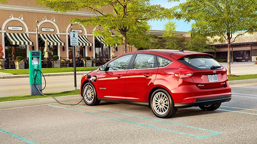 Ford Focus Electric 
Ford'un elektrikli otomobil çözümü Focus Electric, maksimum 136 km hıza ulaşabiliyor. 3-4 saat içerisinde tamamen şarj olabilen otomobil sürüş teknolojisi ve güvenlik konusunda da önemli özelliklere sahip.