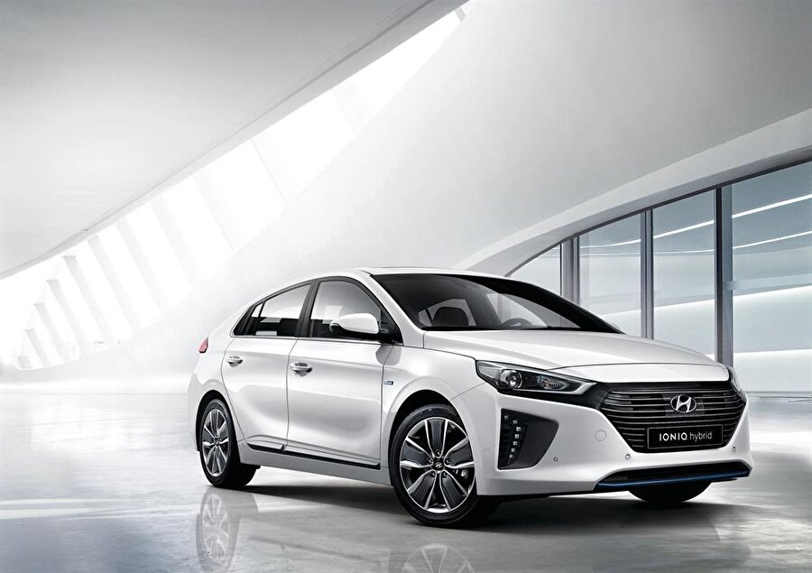 Hyundai Ioniq
Ocak'ta görücüye çıkarılan Hyundai Ioniq, elektriğin yanında hibrit ve plug-in hibrit motor seçenekleriyle geliyor. Elektrik motoru devreye girdiğinde 147 beygir güç üretebilen otomobilde çift kavramalı 6 ileri şanzıman destekleniyor.